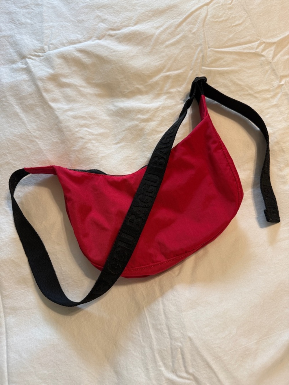 Baggu Small Crescent Shoulder Bag in Candy Apple GUC - Picture 2 of 9